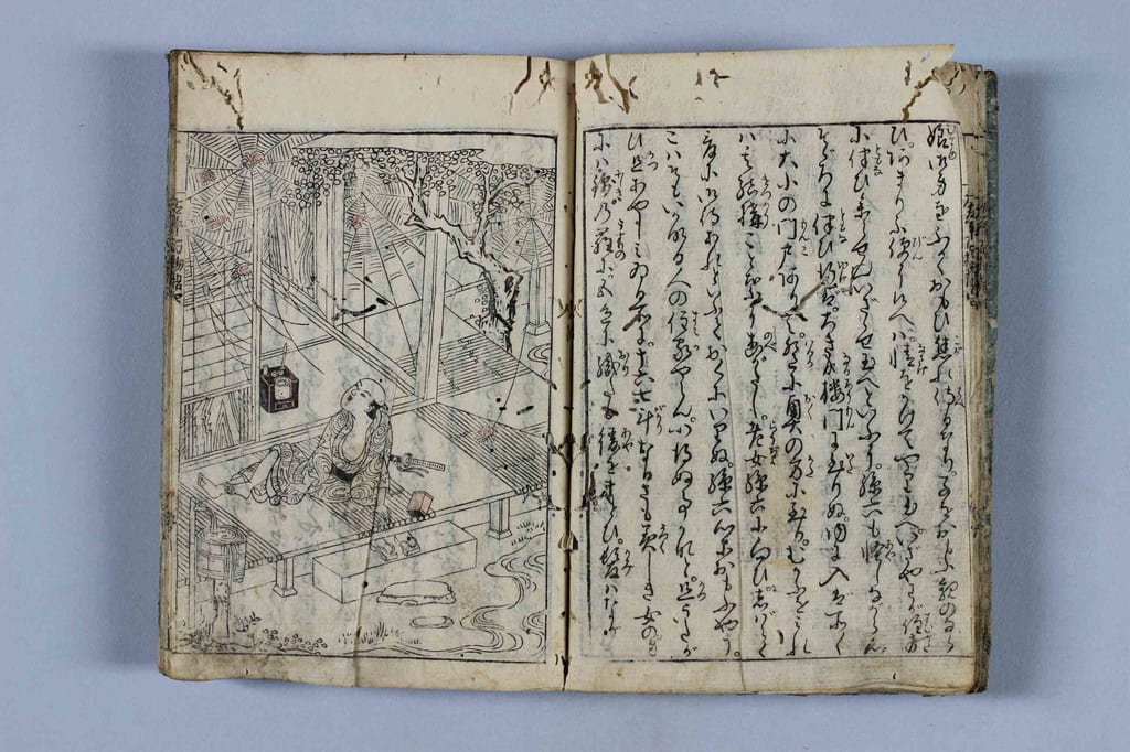 蜘蛛の巣が張り巡らされた縁側に孫六が座り、周囲に小蜘蛛が描かれた『太平百物語』の挿絵
